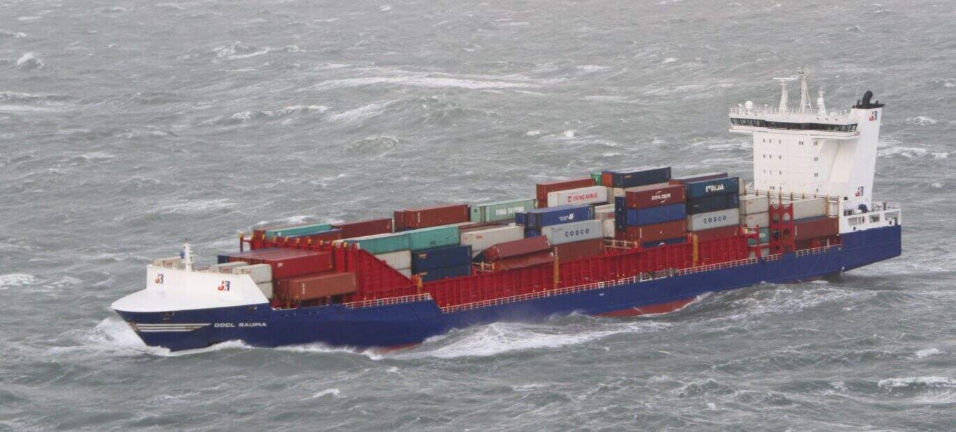 Het schip OOCL Rauma verliest containers op zee