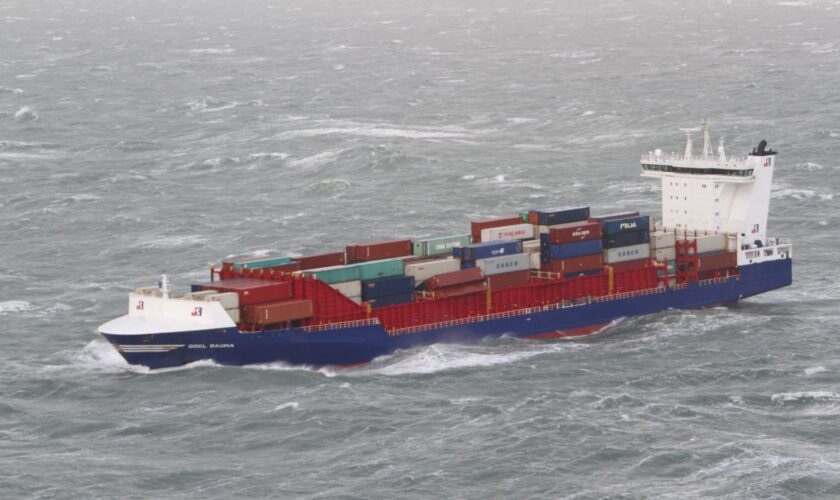 Het schip OOCL Rauma verliest containers op zee