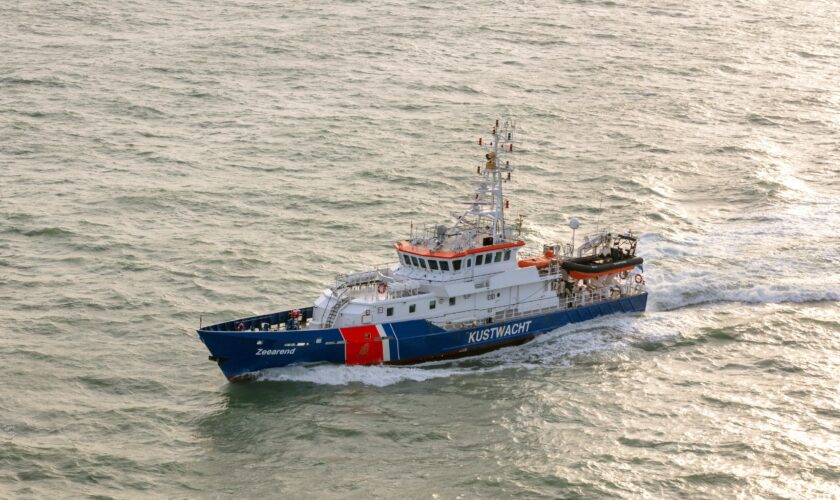 Patrouillevaartuig Visarend vaart met hoge snelheid op zee.