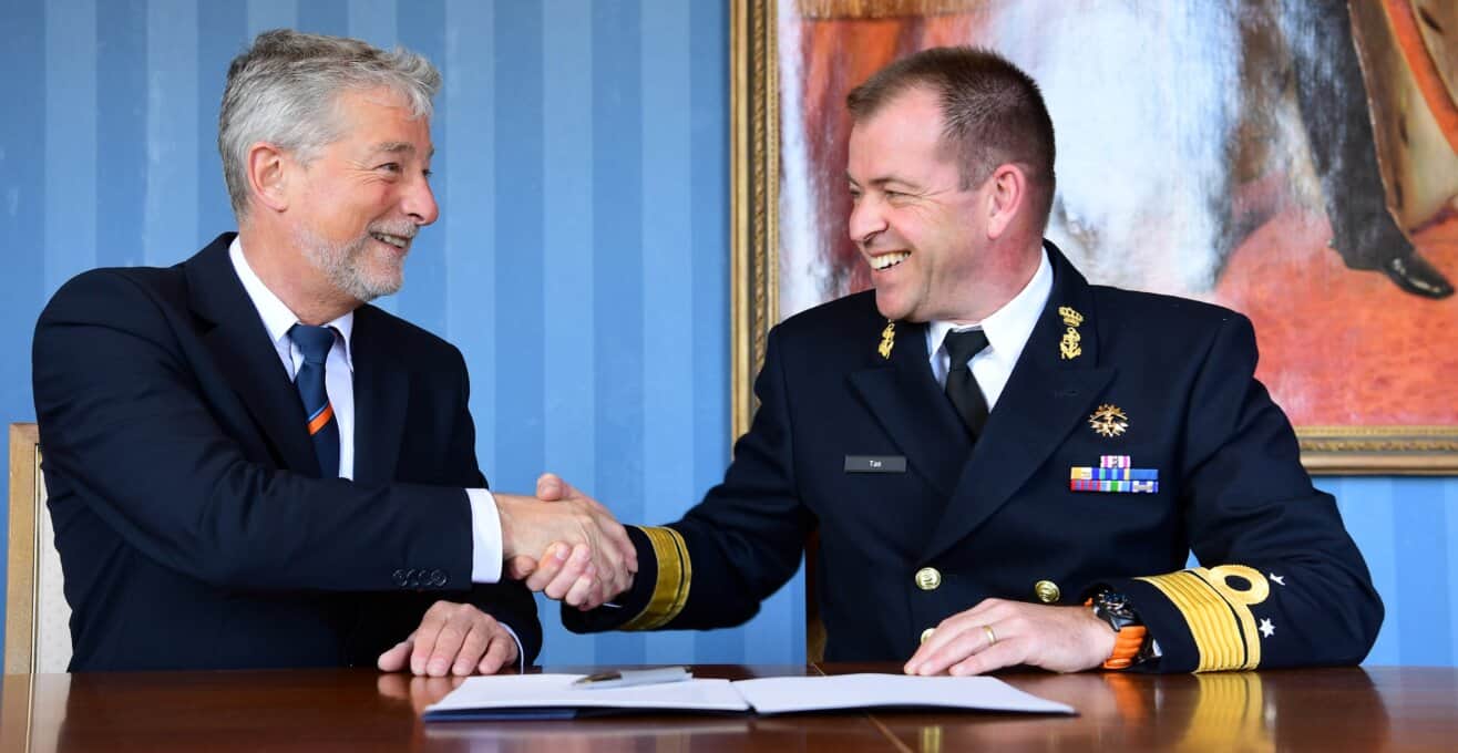 Directeur Kustwacht Nederland Jan van Zanten en Commandant Zeestrijdkrachten vice-admiraal René Tas schudden elkaar de hand.