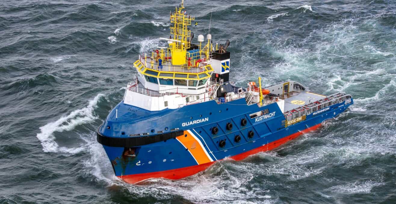 Noodhulpsleper Guardian op zee