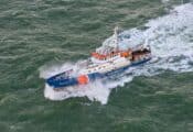 Patrouillevaartuig Visarend vaart met hoge snelheid op zee.