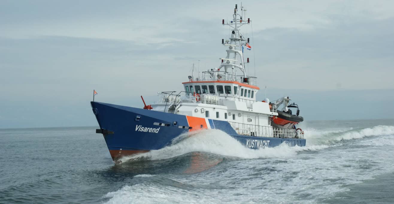 Het Kustwachtschip Visarend spoort illegale activiteiten op en treedt op tegen criminaliteit.