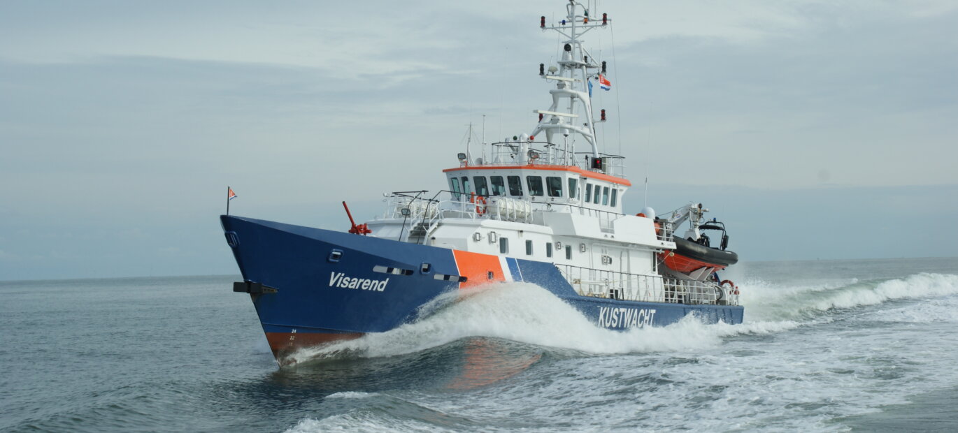 Het Kustwachtschip Visarend spoort illegale activiteiten op en treedt op tegen criminaliteit.