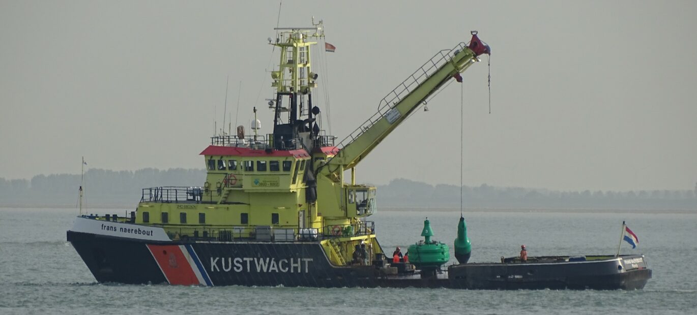 Betonningsvaartuig Rotterdam plaatst een nieuwe groene boei.