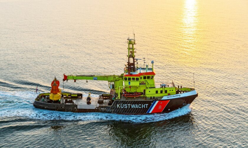 Betonningsvaartuig Rotterdam heeft een werkdek om boeien mee kunnen te nemen, schoon te maken of te repareren.
