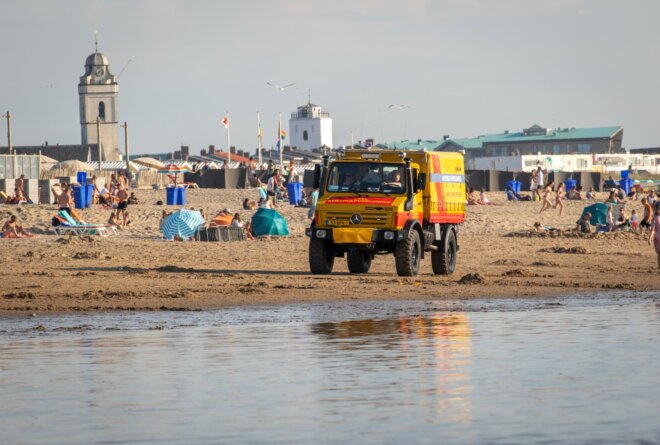 Kusthulpverleningsvoertuig (KHV) KNRM rijdt op het strand.