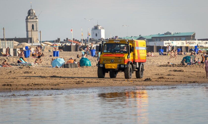 Kusthulpverleningsvoertuig (KHV) KNRM rijdt op het strand.