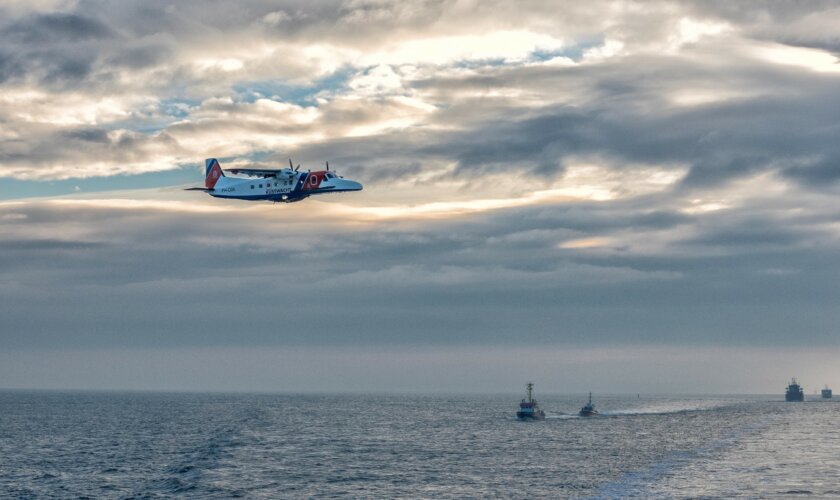 Het Kustwachtvliegtuig vliegt over de Noordzee en houdt toezicht op de scheepvaart.