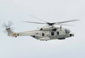 De NH90-helikopter is een grote, robuuste, grijze helikopter van Defensie.