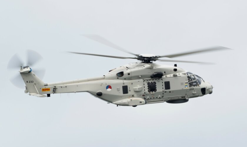 De NH90-helikopter is een grote, robuuste, grijze helikopter van Defensie.