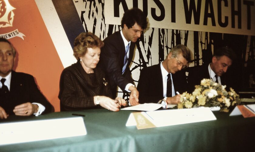 Ondertekening van het convenant voor de oprichting van de Kustwachtrganisatie in 1987.