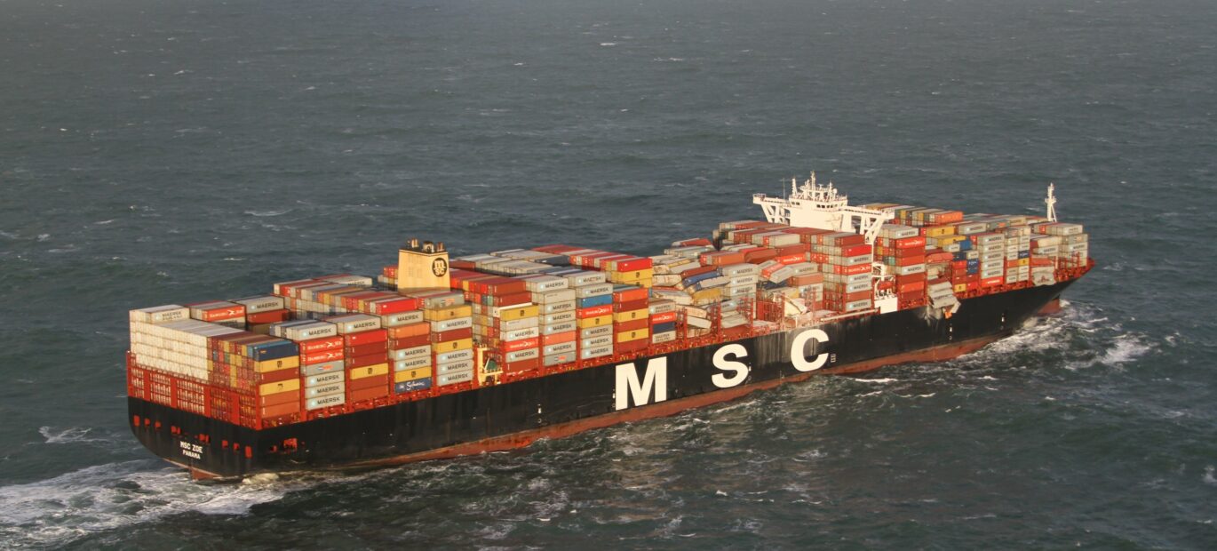 Het containerschip MSC Zoe met beschadigde containers.