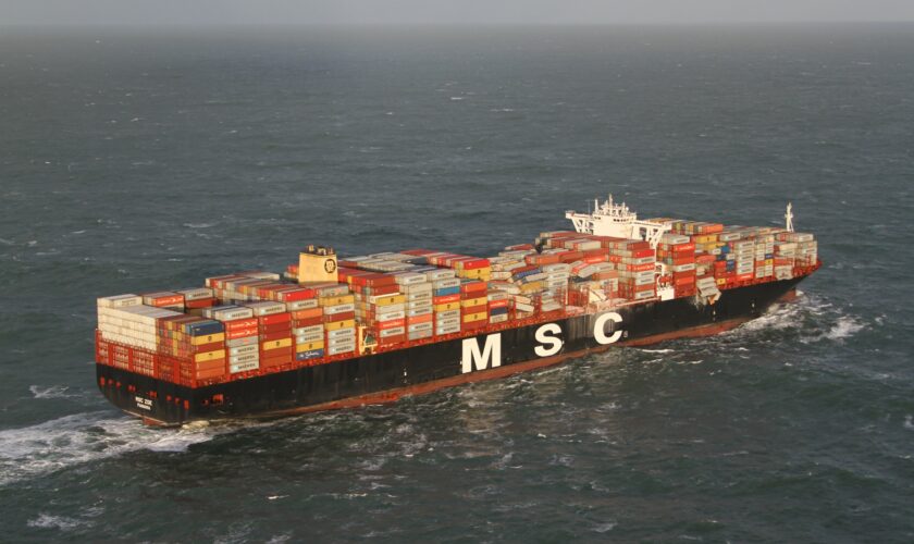 Het containerschip MSC Zoe met beschadigde containers.