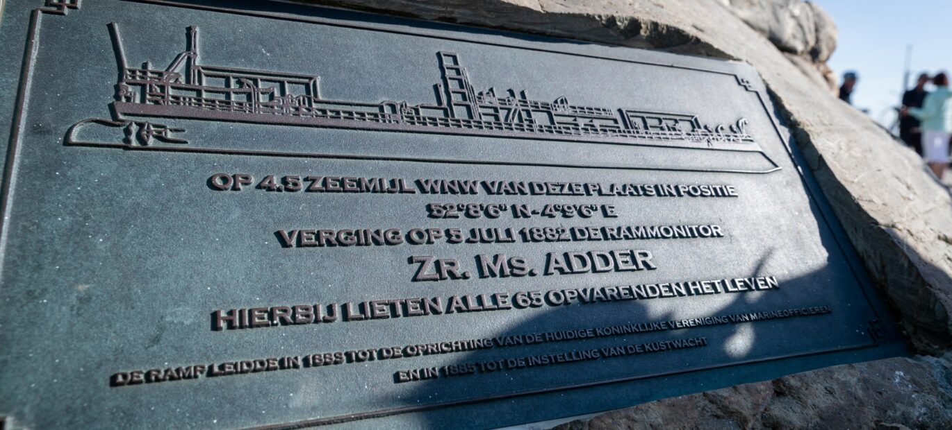 Op de boulevard in Scheveningen staat op een steen een herdenkingsteken van de ondergang van Zr.Ms. Adder.