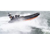 Snelle rubberen boot op zee
