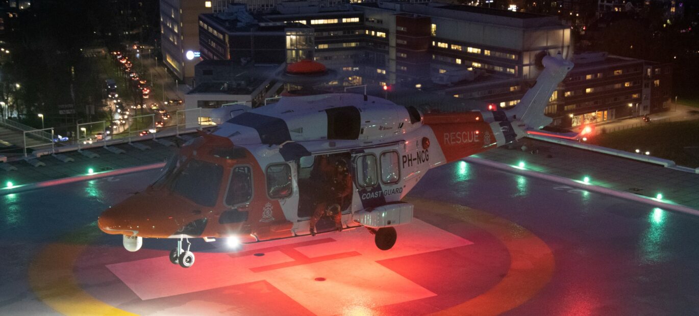 De SAR-helikopter landt op het dak van het Leids Universitair Medisch Centrum.