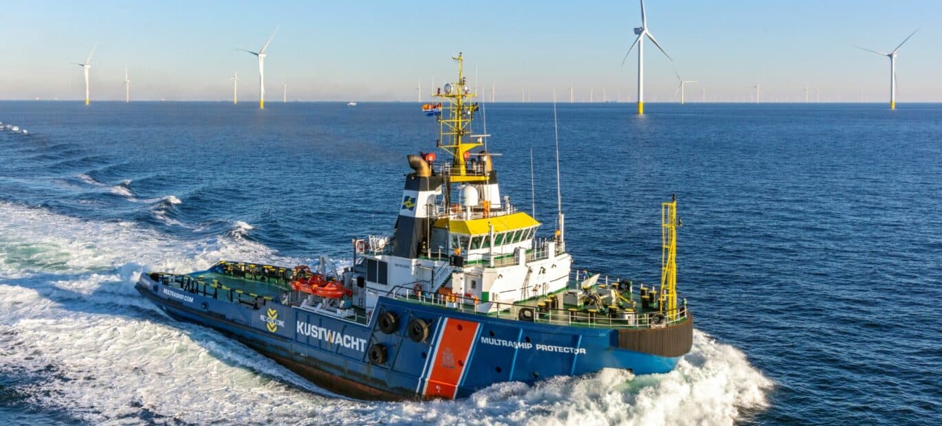 Multraship Protector vaart bij windpark HKZ