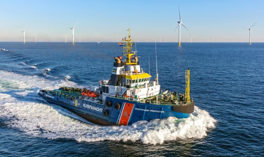Multraship Protector vaart bij windpark HKZ