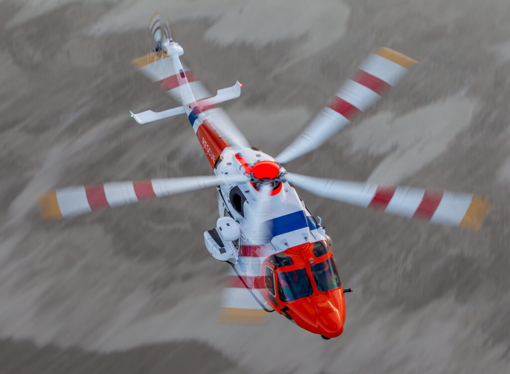 Vliegende SAR-helikopter van boven - Foto Ludo Mennes