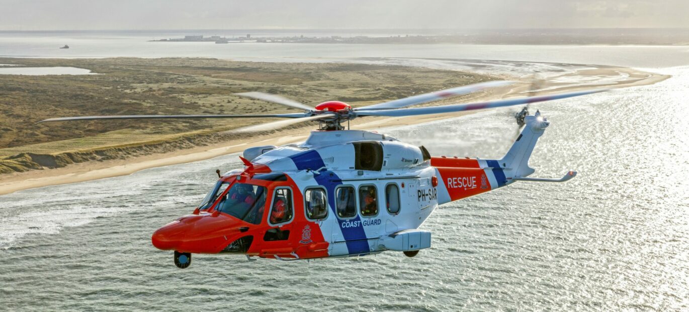 SAR-helikopter vliegt voor de Texelse kust