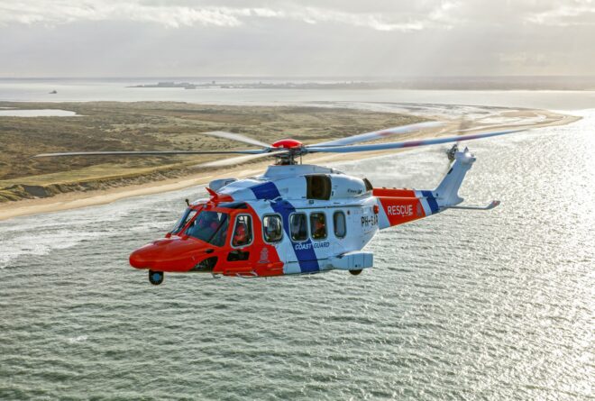 SAR-helikopter vliegt voor de Texelse kust