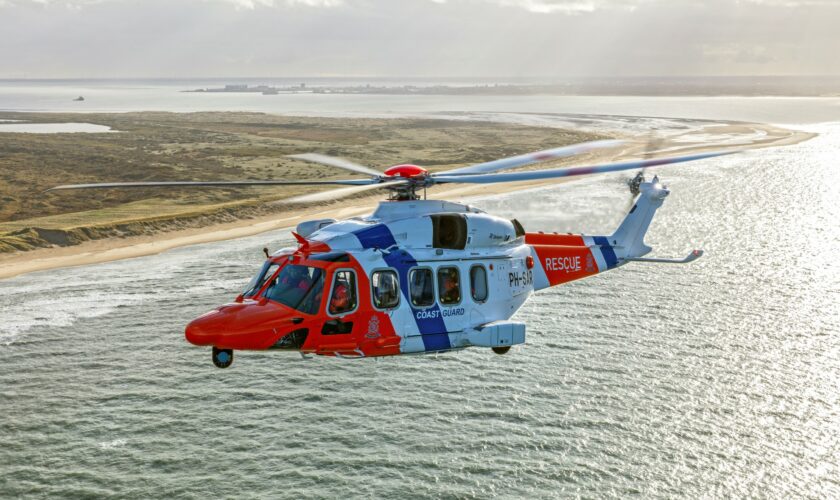 SAR-helikopter vliegt voor de Texelse kust