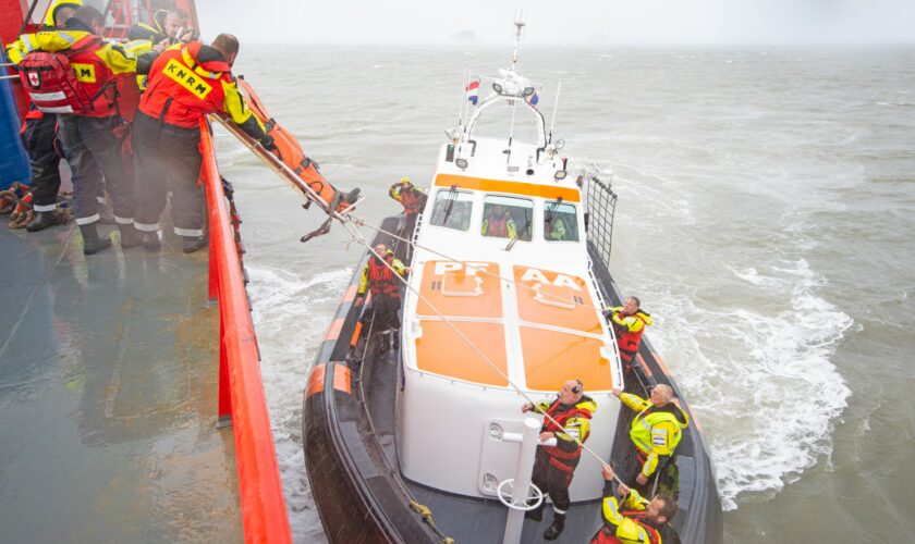 Brancard van schip naar KNRM-reddingboot Jan van Engelenburg