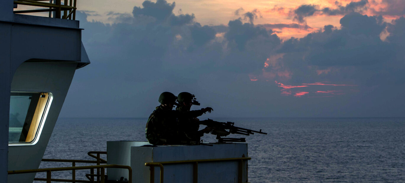 Mariniers van een Vessel Protection Detachments (VPD’s) op de brug