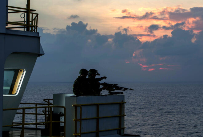 Mariniers van een Vessel Protection Detachments (VPD’s) op de brug