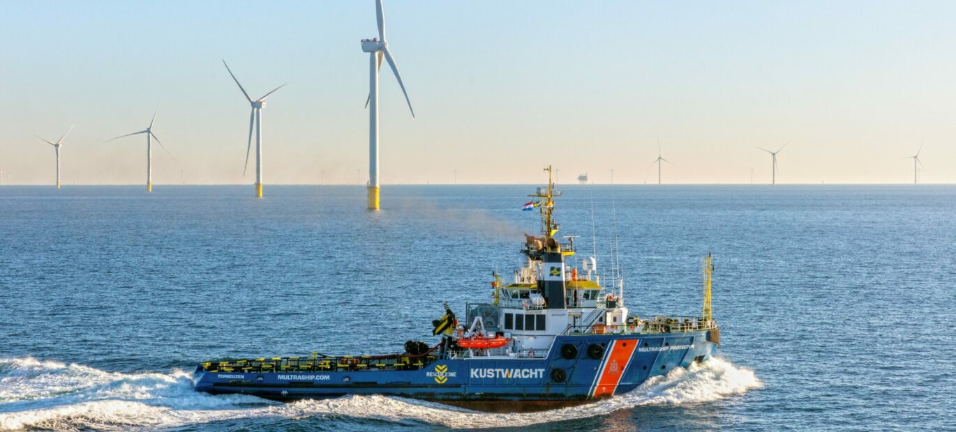 Multraship Protector vaart langs windpark Hollandse Kust