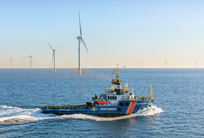 Multraship Protector vaart langs windpark Hollandse Kust