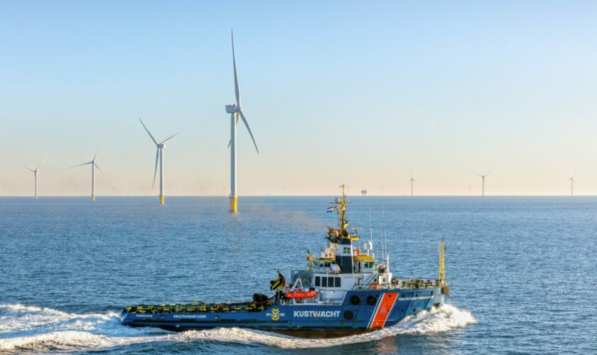 Multraship Protector vaart langs windpark Hollandse Kust