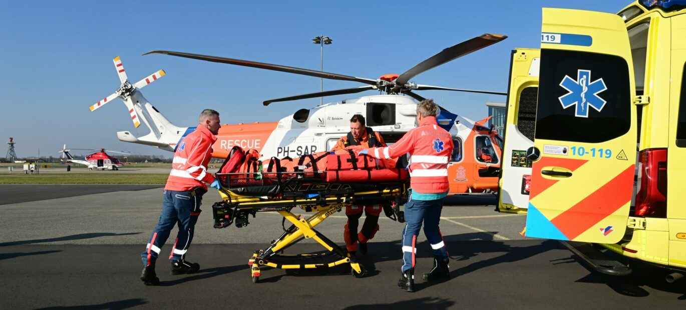 Patiënt vanuit kustwachthelikopter overgedragen aan ambulance