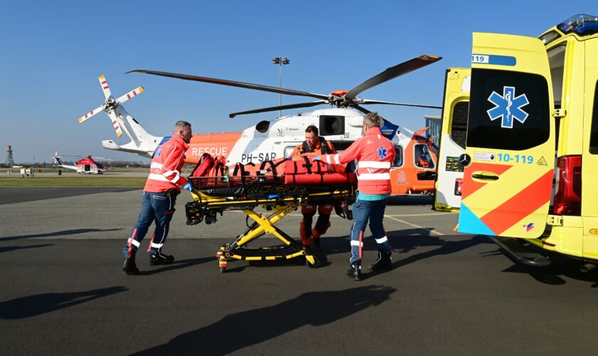 Patiënt vanuit kustwachthelikopter overgedragen aan ambulance