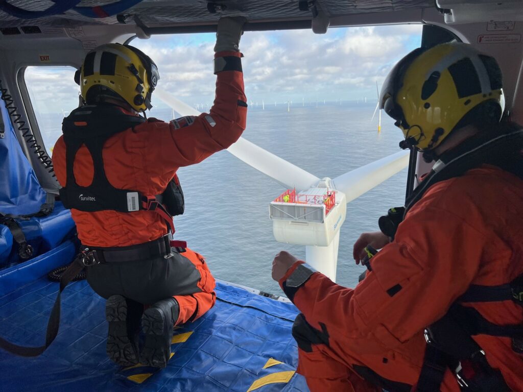 Training kustwachthelikopter van evacuatie vanaf een windmolen op de Noordzee