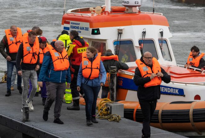 Evacues aan land gebracht door reddingboten