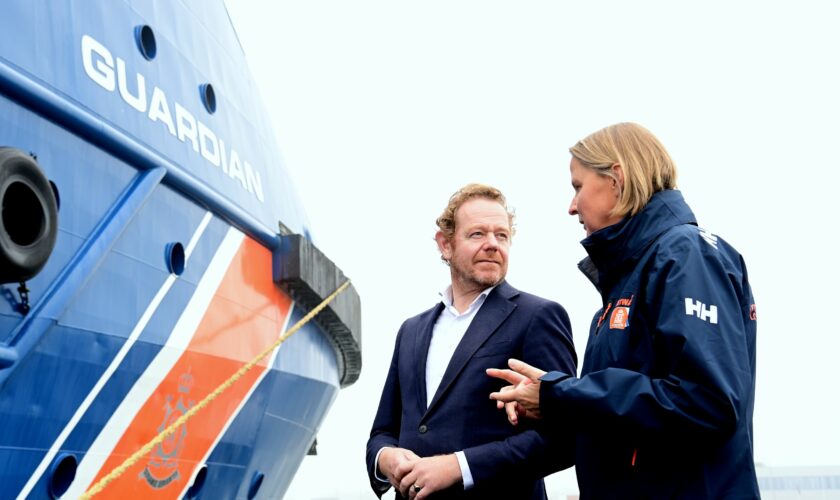 Minister van Justitie en Veiligheid David van Weel in gesprek met Directeur Kustwacht Nicole Kuipers