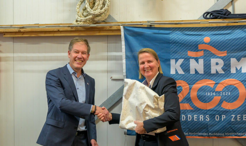 Directeur Kustwacht Nicole Kuipers overhandigt cadeau aan directeur KNRM Jacob Tas