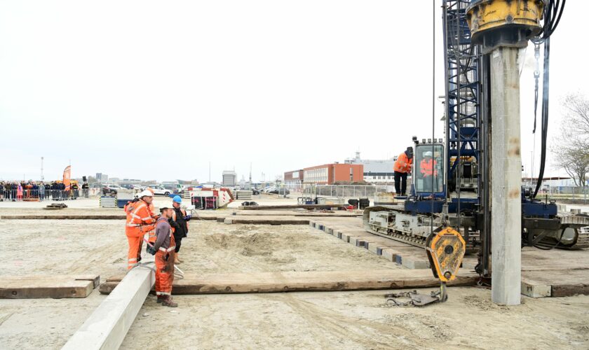 Heimachine slaat paal de grond in nieuwbouw Kustwacht