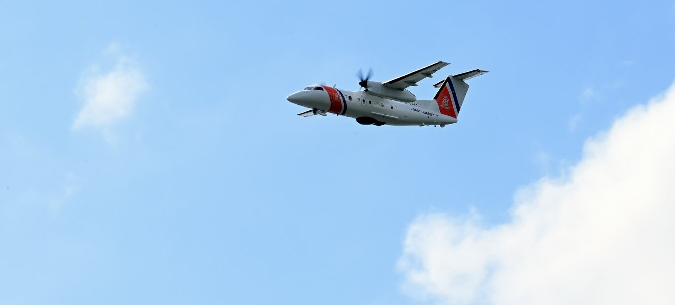 Kustwachtvliegtuig Dash 8 zoekt mee vanuit de lucht