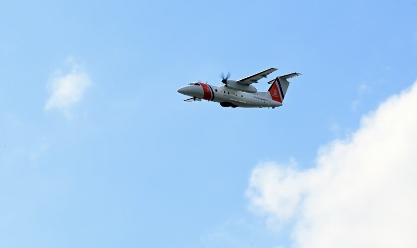 Kustwachtvliegtuig Dash 8 zoekt mee vanuit de lucht