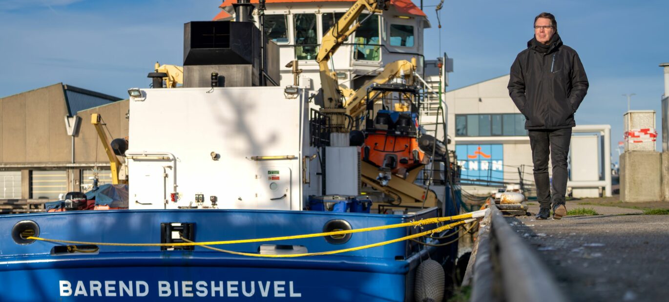 Jan Willem bij kustwachtschip Barend Biesheuvel