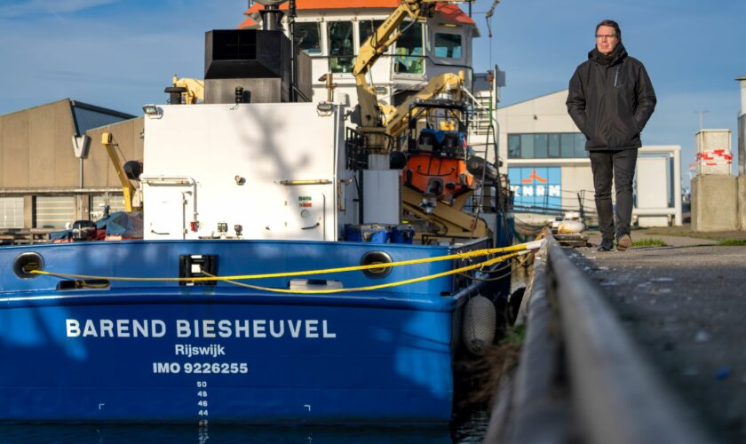 Jan Willem bij kustwachtschip Barend Biesheuvel