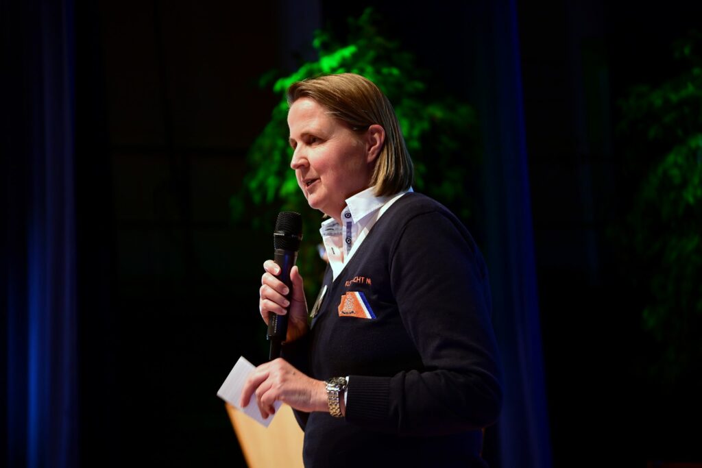 Directeur Kustwacht Nicole Kuipers heet vanaf het podium iedereen welkom op het wervingsevenement.