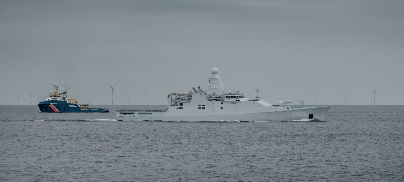 Guardian en Zr.Ms. Groningen varen voor de kust tijdens NAVO-top