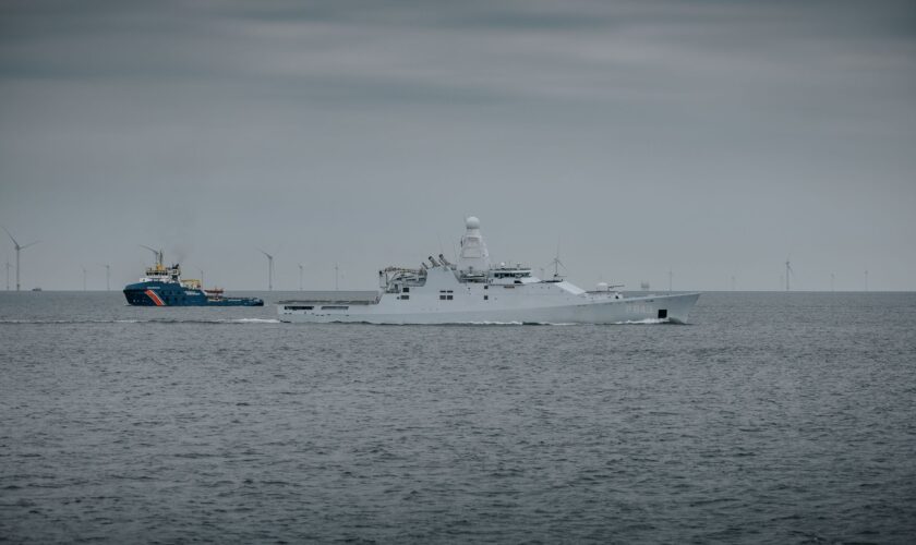Guardian en Zr.Ms. Groningen varen voor de kust tijdens NAVO-top