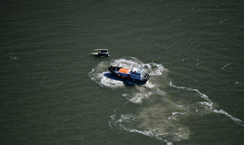 KNRM-reddingboot Jan van Engelenburg en de omgeslagen zeilboot, in beeld gebracht door het Belgische kustwachtvliegtuig.
