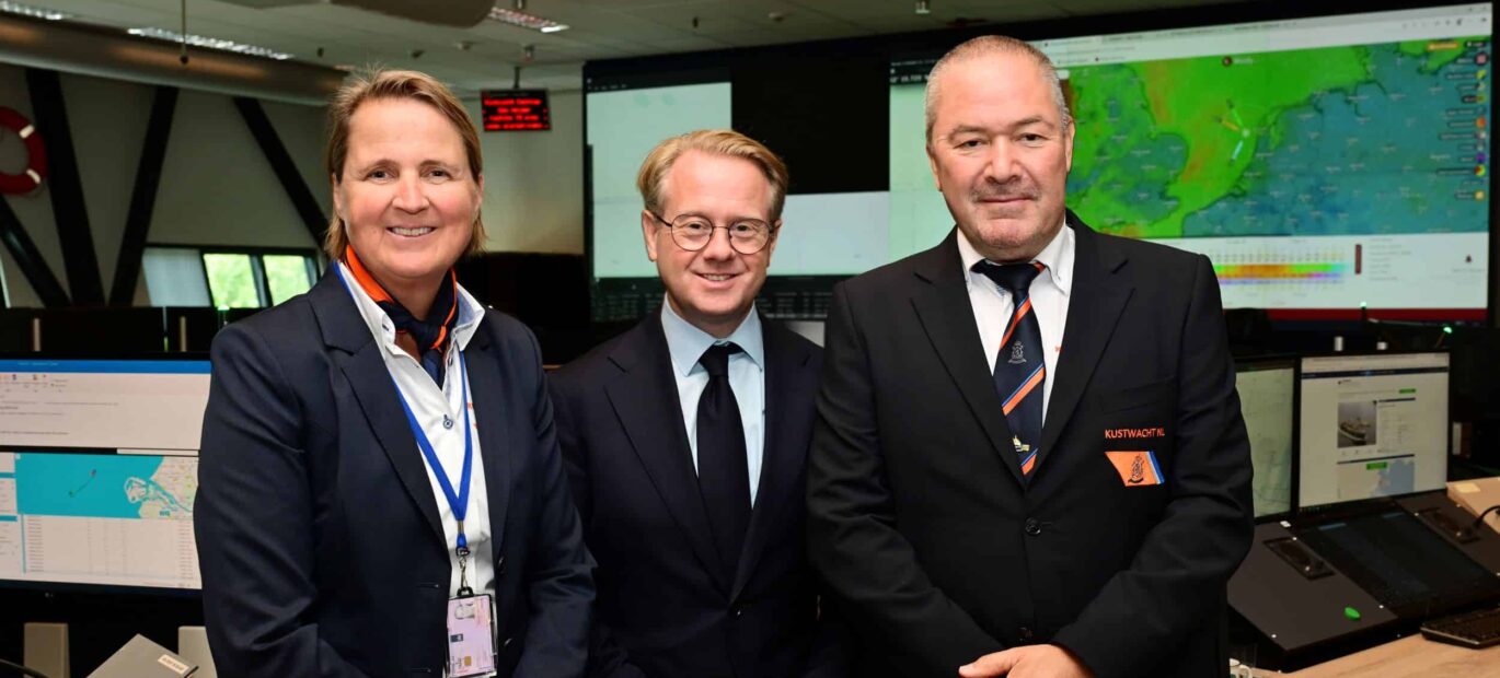 Directeur Kustwacht Nicole Kuipers, Minster van Infrastructuur en Waterstaat Robert Tieman en Hoofd Operaties Robin van Dalen.