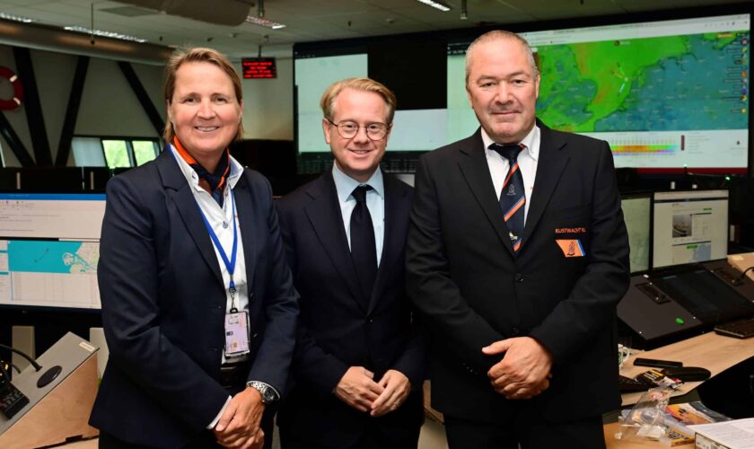 Directeur Kustwacht Nicole Kuipers, Minster van Infrastructuur en Waterstaat Robert Tieman en Hoofd Operaties Robin van Dalen.
